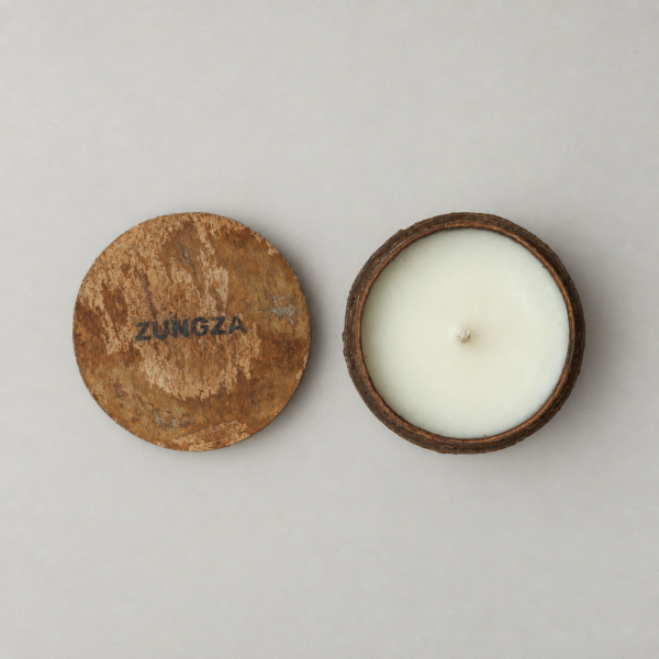 Scented candle ZUNGZA trong cốc gỗ cùng nắp gỗ khắc tên