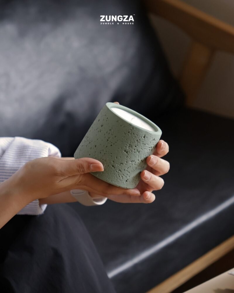 Hũ nến đá ong ZUNGZA cùng hộp giấy mộc - Bốn hướng mùi rừng trong một cái cốc bê tông