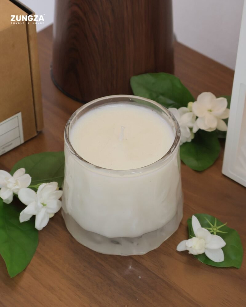 Nến thơm hũ thuỷ tinh Sóng Sánh của ZUNGZA thắp trên bàn - Bốn mùi của dòng nến thuỷ tinh, bốn thời điểm trong một ngày