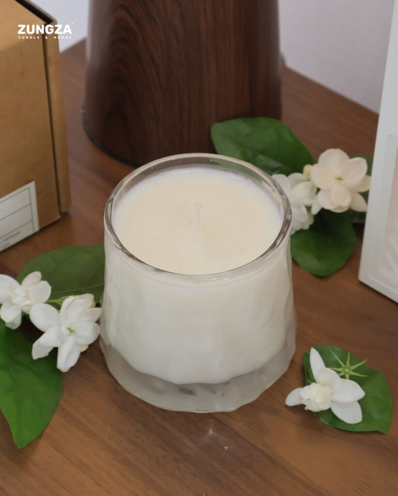 Nến thơm hũ thuỷ tinh Sóng Sánh của ZUNGZA thắp trên bàn - Bốn mùi của dòng nến thuỷ tinh, bốn thời điểm trong một ngày