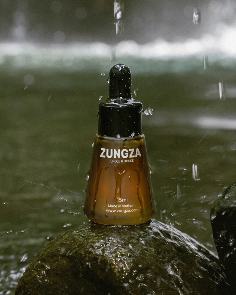 Chai essential oils ZUNGZA đặt giữa khung cảnh thiên nhiên — What goes into a bottle of perfume