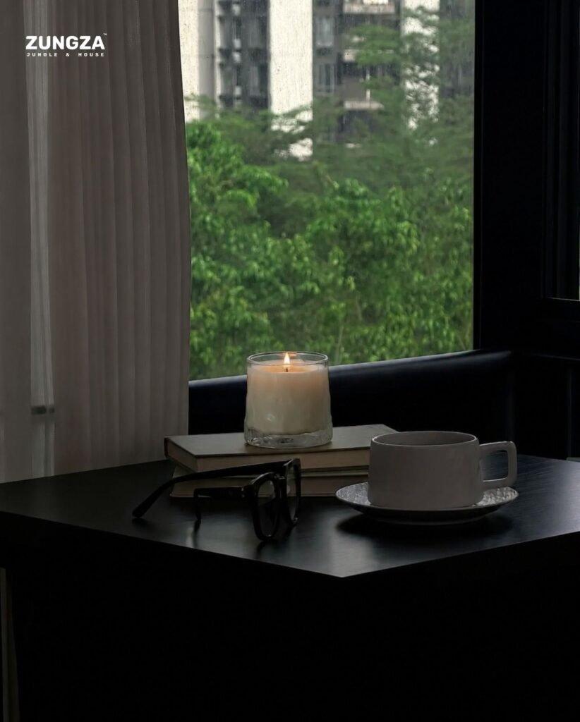 Nến thơm hũ thuỷ tinh Sóng Sánh của ZUNGZA thắp trên bàn - Mùi cho homestay và quán cà phê nhỏ