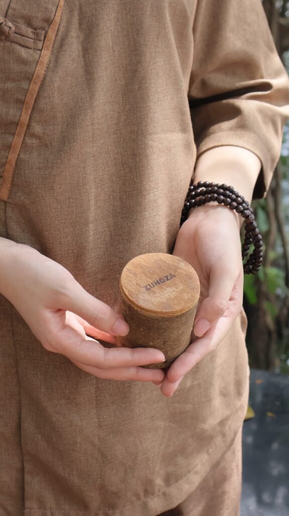 Hũ nến vỏ quế ZUNGZA thắp trong không gian nhà - Mùi khói củi và một buổi tối bên bếp