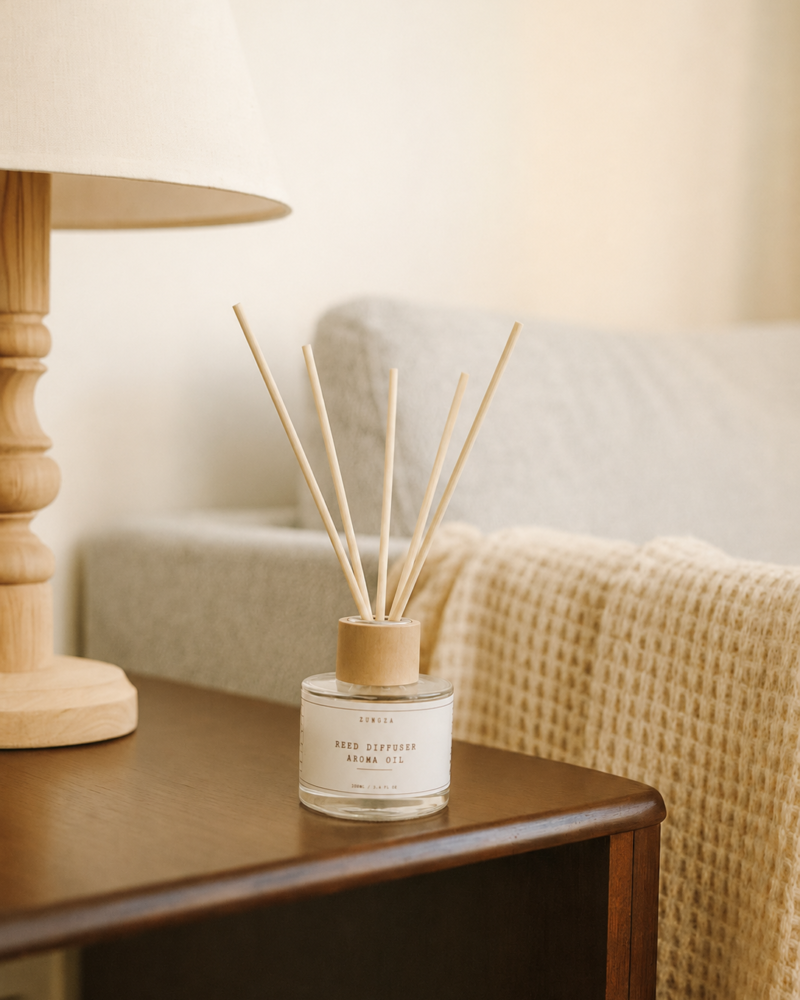 Bình reed diffusers que gỗ ZUNGZA đặt trong phòng — The bedroom and the living room need two different kinds of scent